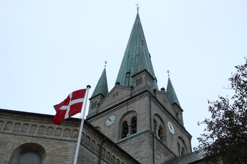 flag og vimpler til flagstangen fra Flag.nu pynter flot i haven