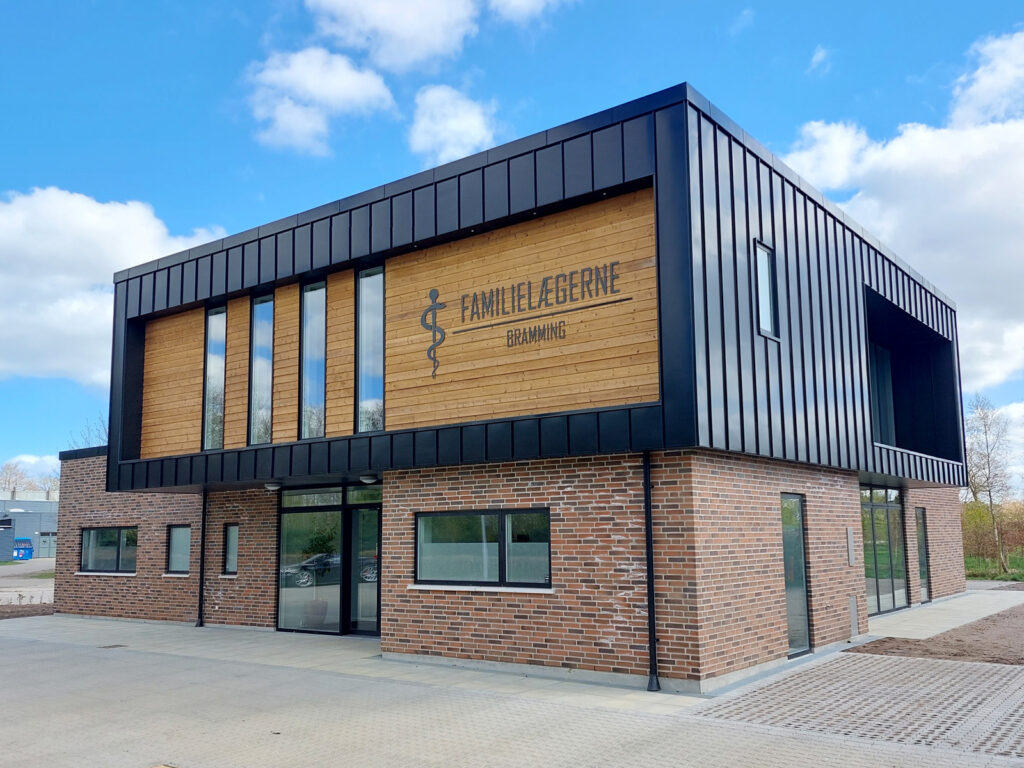 Facadeskilte fra Amstrup Skilte hjælper med at styrke din virksomheds identitet